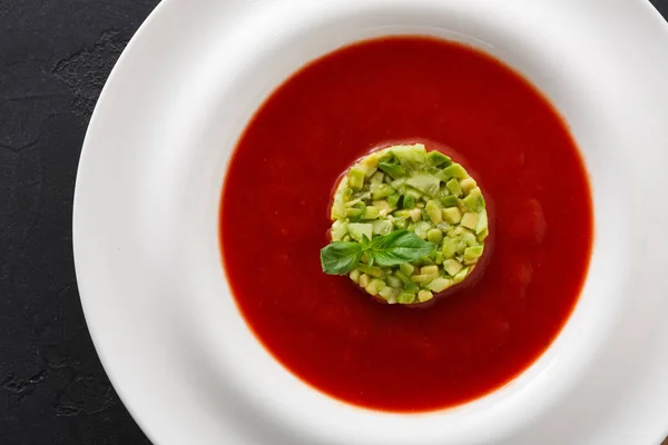 Gazpacho de sopa de tomate frío con aguacate de cerca —  Fotos de Stock