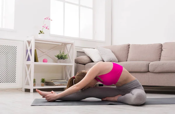 Женщина тренирует йогу, сидя от головы до колен. . — стоковое фото