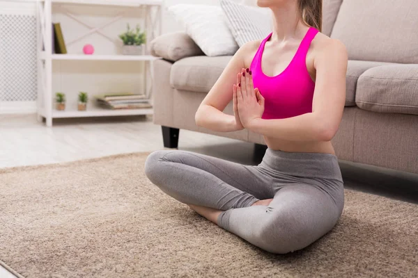 Kvinnan utbildning yoga i lotus pose, närbild — Stockfoto