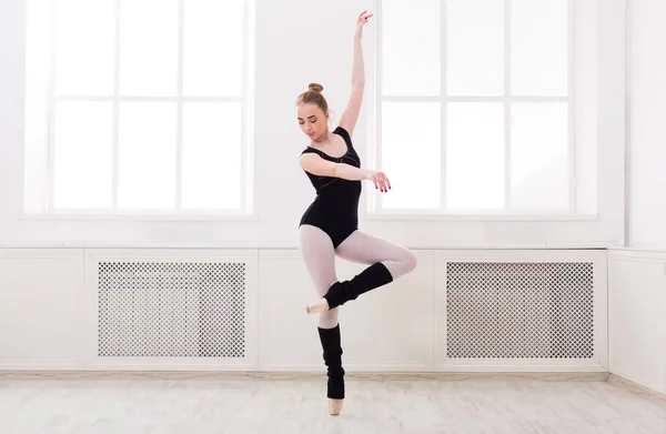 Bella ballerina sta in piroetta balletto — Foto Stock