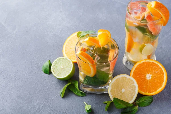 カラフルな夏の背景に柑橘類の飲み物、果物 — ストック写真