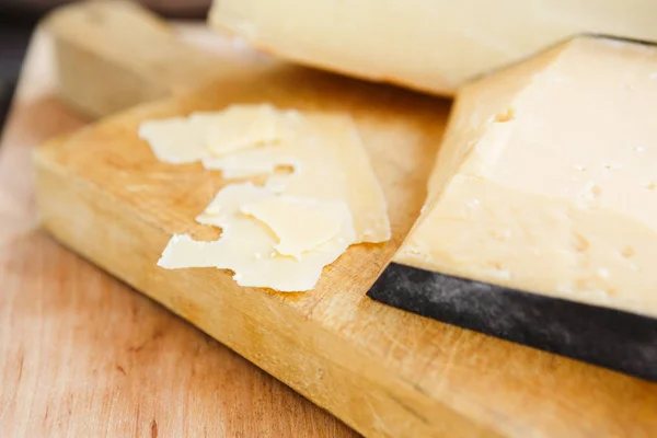 Ostbricka, parmesan naturliga trä ombord — Stockfoto