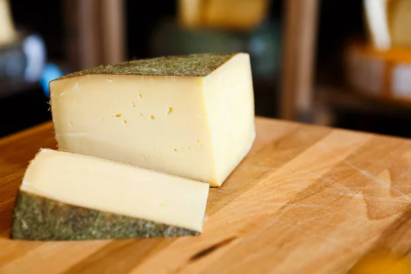 Σκληρό τυρί ως κομμάτια σε ξύλινο τραπέζι κινηματογράφηση σε πρώτο πλάνο — Φωτογραφία Αρχείου