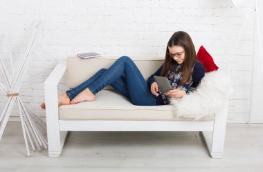 Tablet, bilgisayar bağımlılığı gözlüklü kız