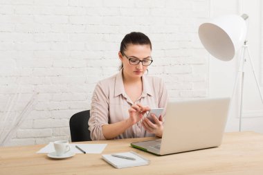 Orta yaşlı iş kadını içinde yazıhane telefon ile