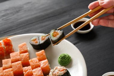 Yemek suşi ve rulo olarak Japon restoranı