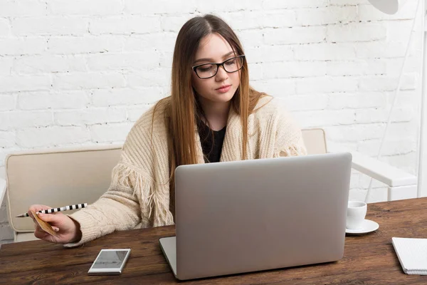 Молода жінка в окулярах онлайн покупки вдома — стокове фото