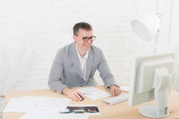 Young businessman in office with computer — Stock Photo, Image