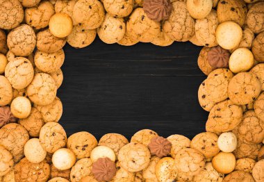 Kurabiye ve bisküvi, kahverengi ahşap kopya alanı ile