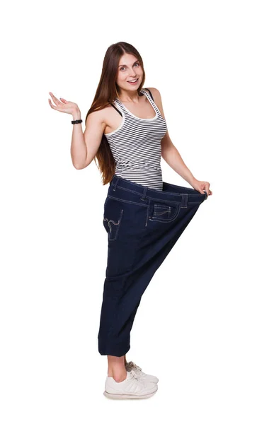 Frau trägt Jeans viel größere Größe isoliert auf weißem Hintergrund. — Stockfoto