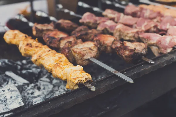 Festival de fast food de rua, carne bovina e frango kebab na churrasqueira — Fotografia de Stock