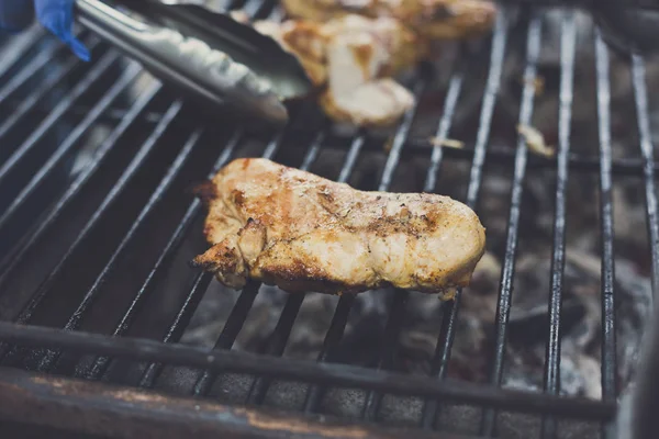 Utcai gyorsétterem fesztivál. Grill steak a fém rostélyos, grillezési lehetőség — Stock Fotó