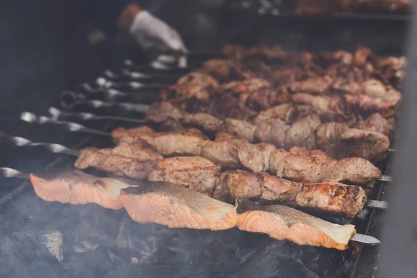 Festival de fast food de rua, carne bovina e kebab de salmão — Fotografia de Stock