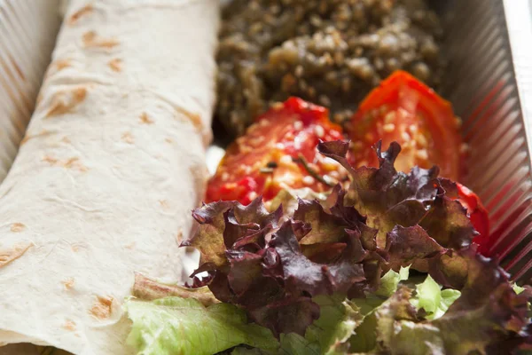 Comida saludable en cajas de aluminio, concepto de dieta. Rollo de pan plano y tomates — Foto de Stock