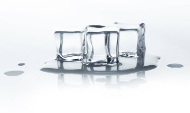 Eriyen buz küpleri ile beyaz yansıması.