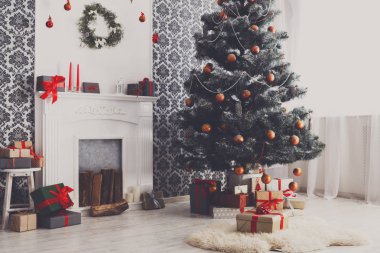 Noel ağacı modern iç mekan, tatil kavramı içinde dekore edilmiştir.