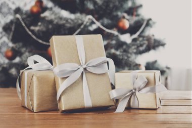 Noel hediyeleri dekore edilmiş ağaç arka planda, tatil kavramı