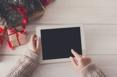 Kadın Noel alışveriş online tablet ile Üstten Görünüm