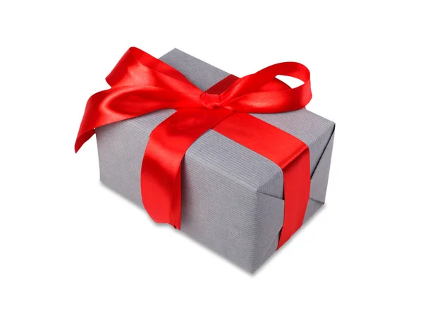 Різдвяна святкова подарункова коробка в сірому папері ізольована на білому — стокове фото
