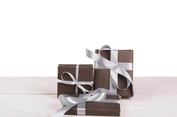 Kerst vakantie geschenkdozen verpakt in papier op witte achtergrond — Stockfoto