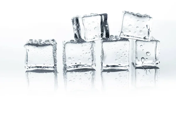 Прозрачные кубики льда с капельками воды изолированы на белом фоне — стоковое фото