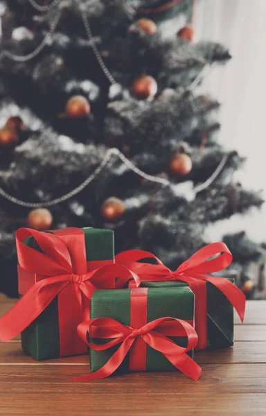 Regalos de Navidad sobre fondo de árbol decorado, concepto de vacaciones — Foto de Stock