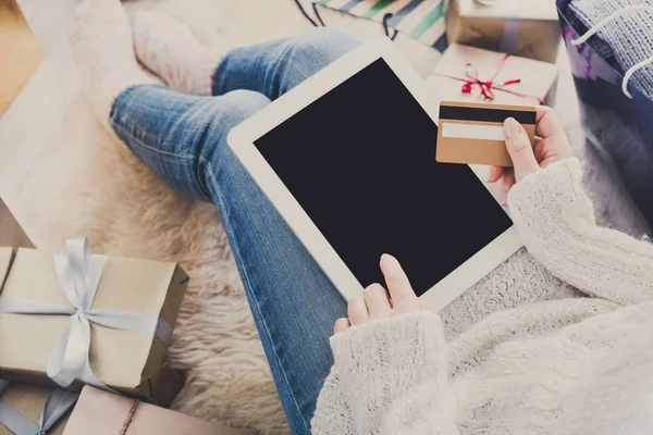 Kadın alışveriş online kredi kartıyla, üstten görünüm