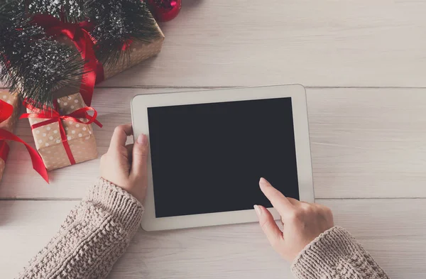 Kadın Noel alışveriş online tablet ile Üstten Görünüm