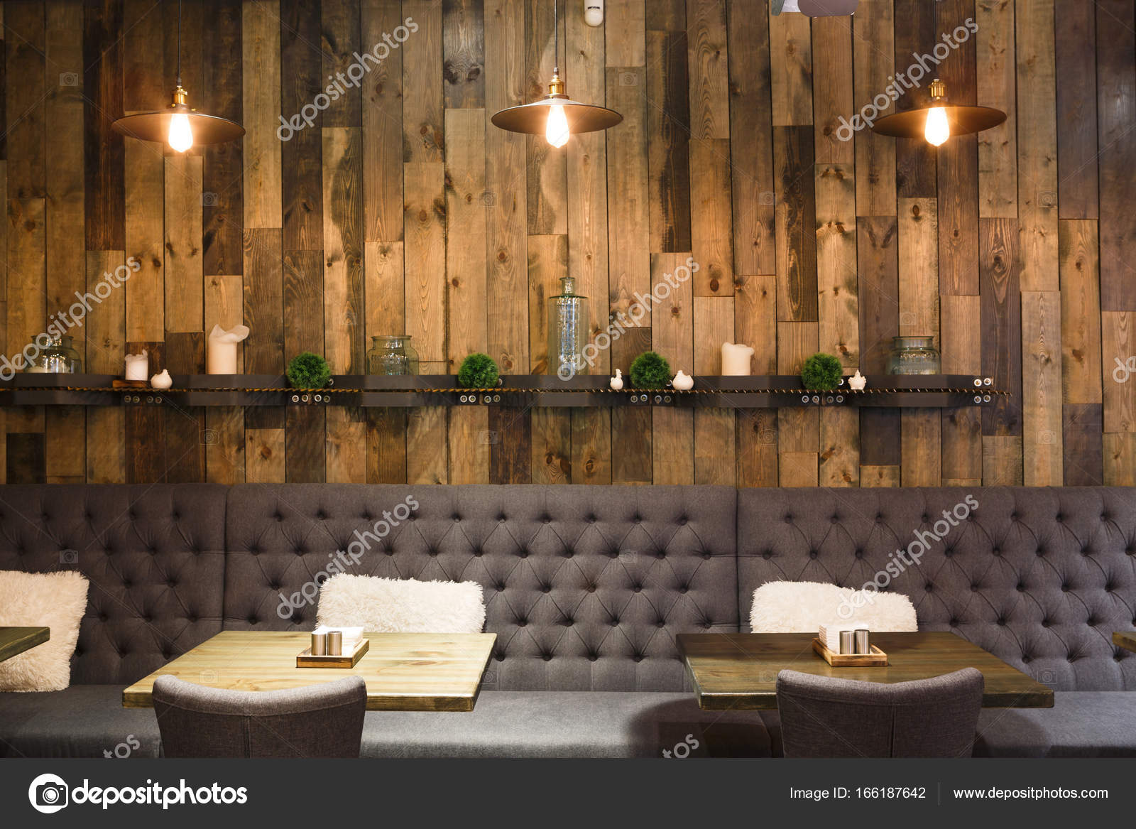 Vintage hölzernen Dachboden Interieur des Restaurants — Stockfoto ... Vintage hölzernen Dachboden Interieur des Restaurants — Stockfoto ...