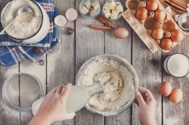 Rustik ahşap zemin üzerine hamur üstten görünüm yapma