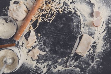 Siyah arka planda, serpilir un zekâ pişirme erişte kavramı