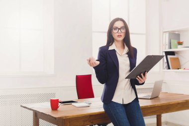 İş kadını ofiste notlar aşağı yazma