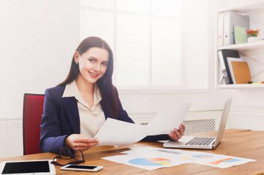 Belge office masaüstü tutan iş kadın