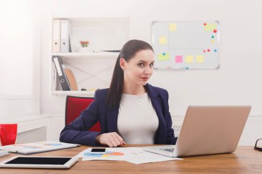 İş kadını okuma belgeyi office masaüstü