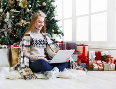 Laptop Noel iç adlı genç kadın online