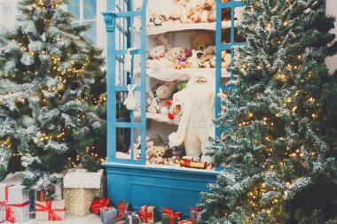 Noel geliyor. Süslü çam ağaçları ve arka plan sunar