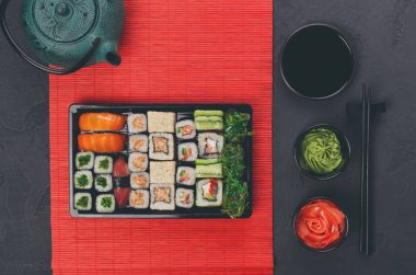 Japon restoranı Sushi ve rulo Üstten Görünüm