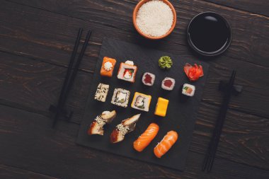 Japon restoranı Sushi ve rulo Üstten Görünüm