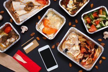 Sağlıklı gıda take away kutularında, siyah arka plan
