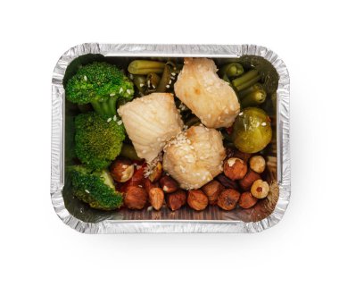 Sağlıklı gıda kutularında, diyet kavramı. Cuted brokoli, tavuk, kuşkonmaz, brussel Filiz, fındık ve susam