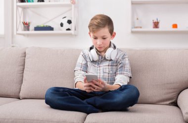 Online akıllı evde oturma odasında mesajlaşma delikanlı