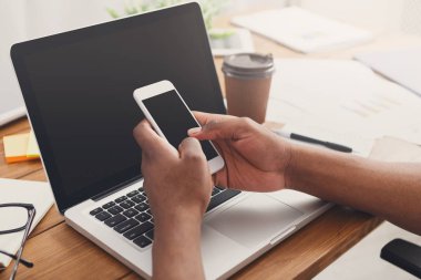 Dizüstü bilgisayarda office tipinde Afrikalı-Amerikalı iş adamı