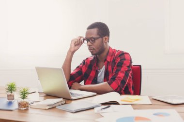 İşadamı rahat Office siyah, laptop ile çalışmak
