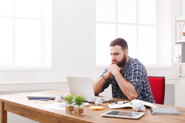 Genç modern beyaz ofis içinde laptop ile müdür vurguladı