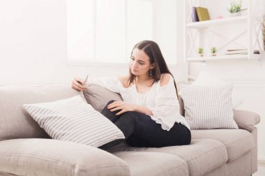 Kız evde ile smartphone