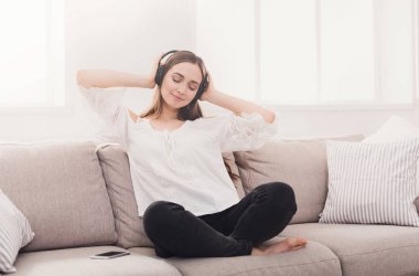 genç kız müzik kulaklık