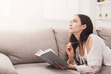 Güzel kadın bir kitapla düşünme