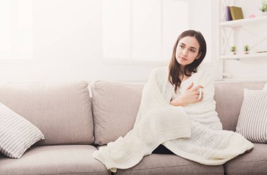 Rahat ev. Kanepede bir ekose kız