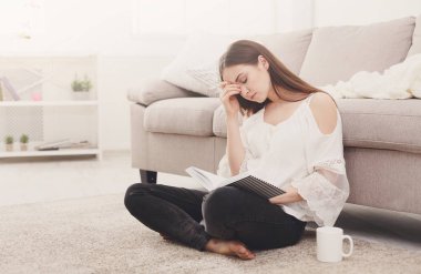 Bir kitap olan yorgun kadın