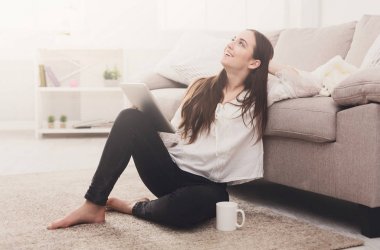 Kız evde bir tablet ile